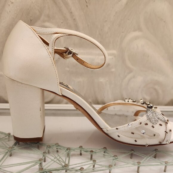 Badgley Mischka White/Silver Heeled Sandals. NWT. Size 6 - Picture 4 of 9